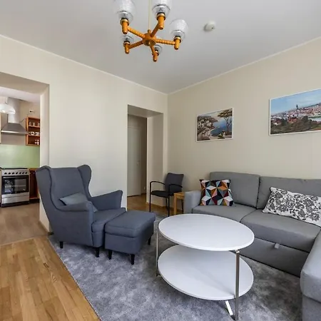 Free Parking In The Yard Quiet Area Center * تالين