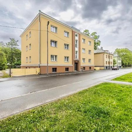 Free Parking In The Yard Quiet Area Center